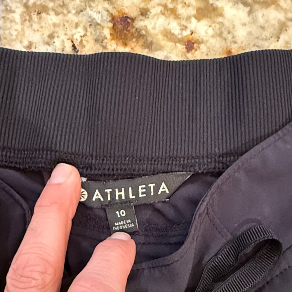 Athleta women’s  Black Drawstring  26 inch inseam size 10 back zipper pockets